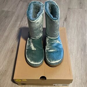 UGGs Blue short velvet size 5